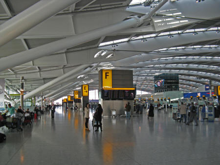 Cual es el aeropuerto mas cercano a londres