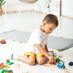 Niños jugando a la casita