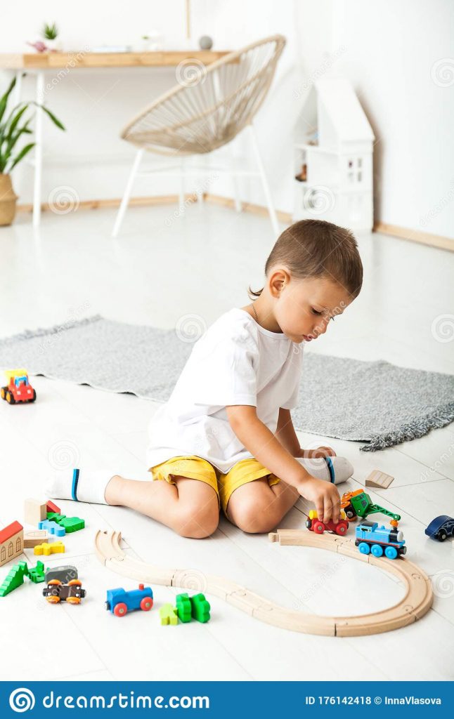 Niños jugando a la casita