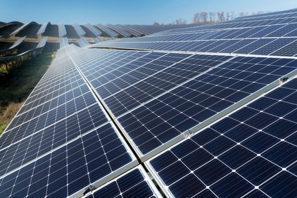 El auge de las placas solares industriales en la transición energética actual