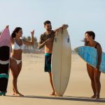 Los campamentos de surf ganan popularidad entre los planes de verano como alternativa educativa y deportiva