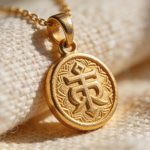 La vuelta de las joyas con significado oculto: iniciales, símbolos y detalles que solo entiende quien las lleva